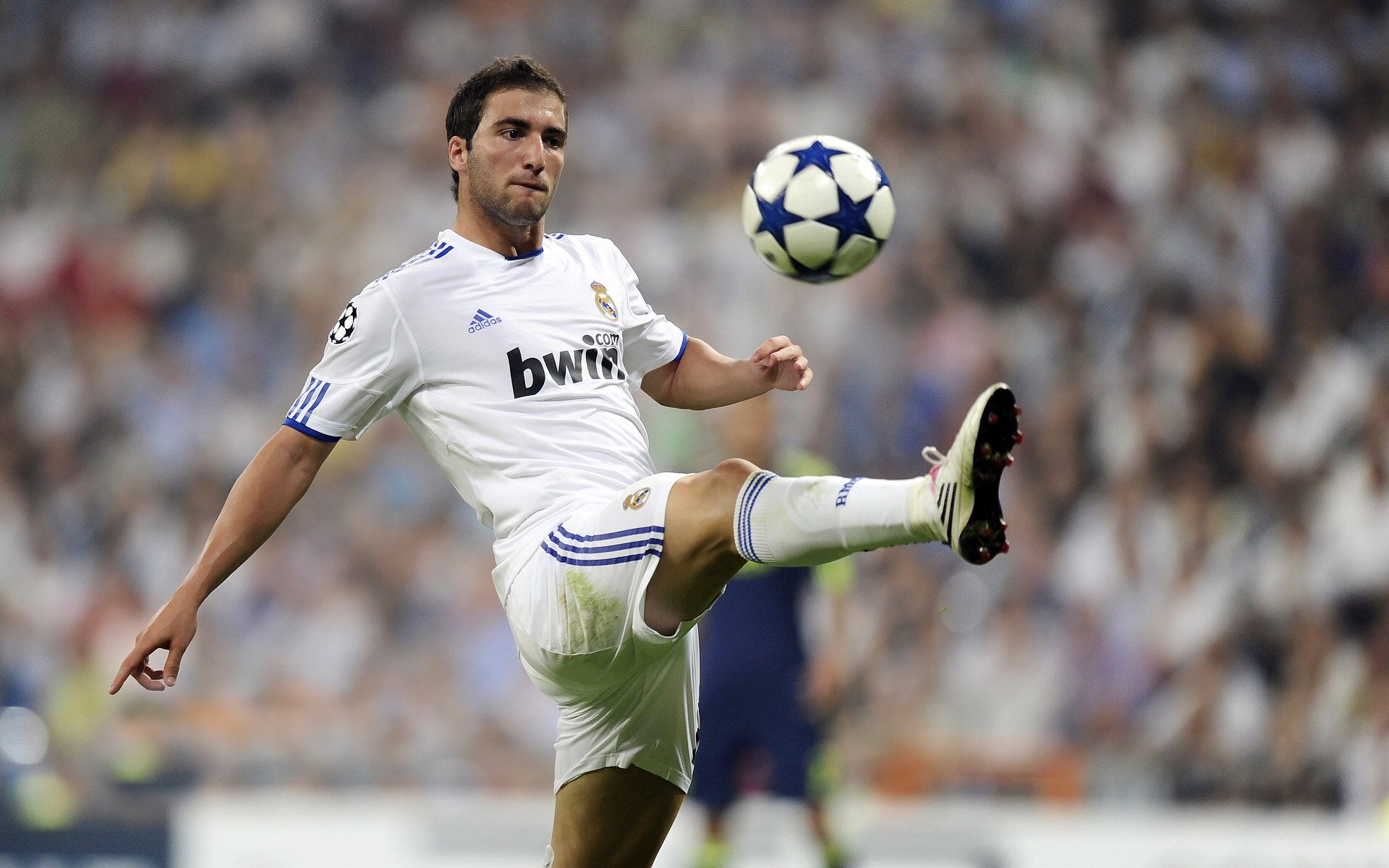 德甲争冠战焦点战,那不勒斯正面击溃雷恩的战术启示