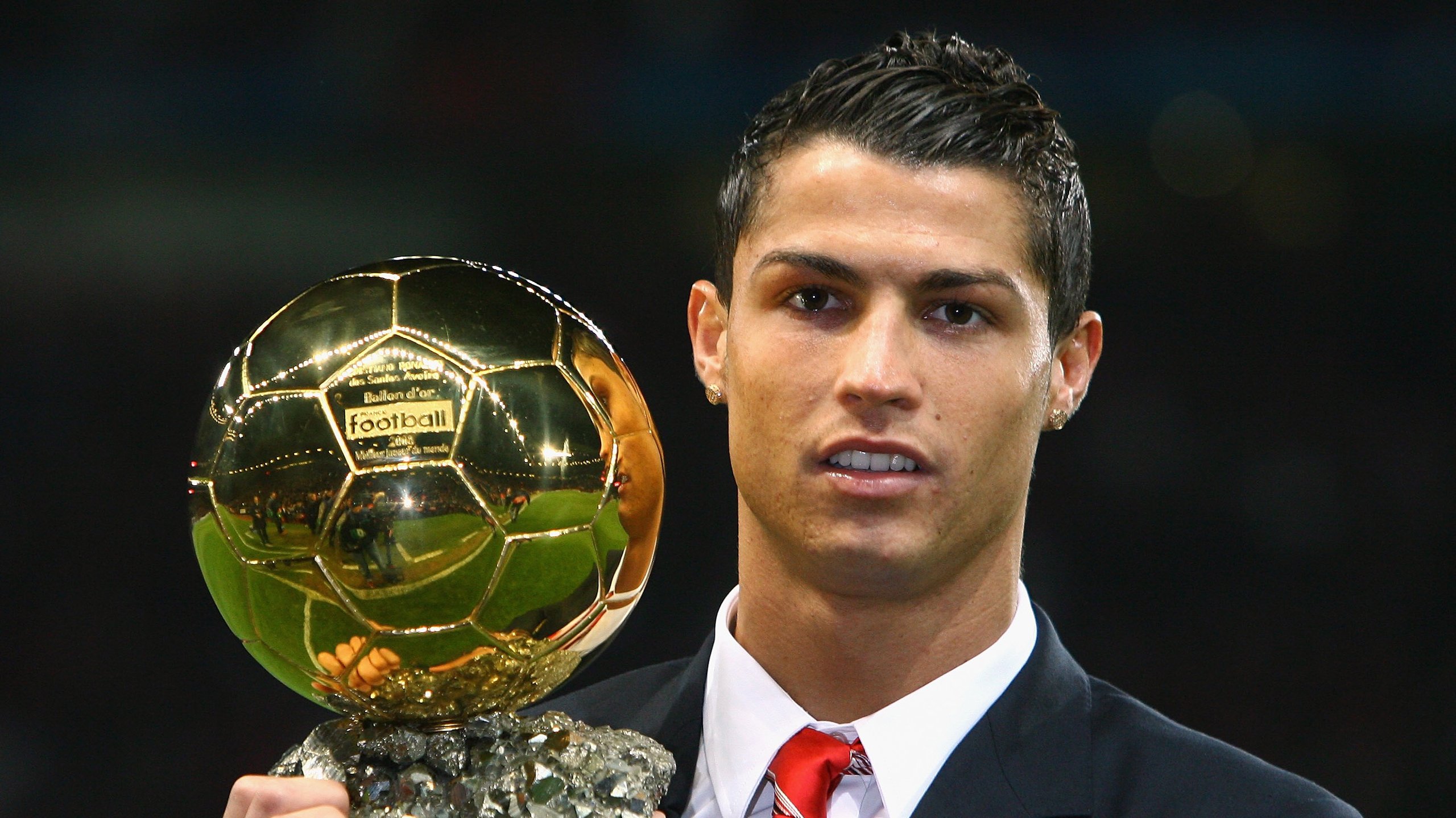 开云体育登录-特奥·埃尔南德斯，瑞士对阵厄瓜多尔一役中的统治级表现，如何定义现代边后卫的巅峰？